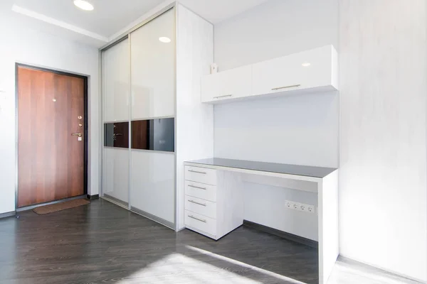 Bir giriş ve bir ayna dava ile odası koridorun fotoğraf