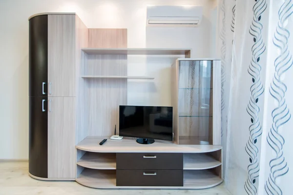 Otel odasında bir kasa ve Tv salonu fotoğraf