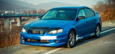 Mavi araba ayakta yolda fotoğraf