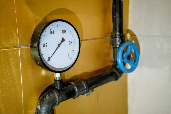 Basınç sensörleri ile su sağlama için kurulan metal borular fotoğraf