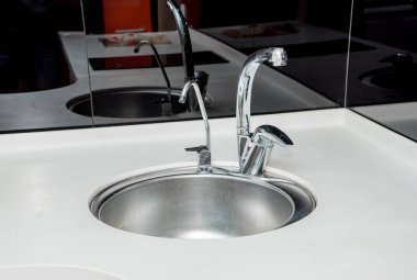 Bir beyaz temiz lavabo banyo Vinçli fotoğraf