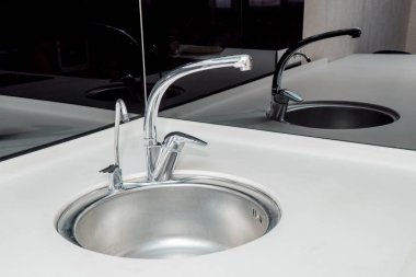 Bir beyaz temiz lavabo banyo Vinçli fotoğraf