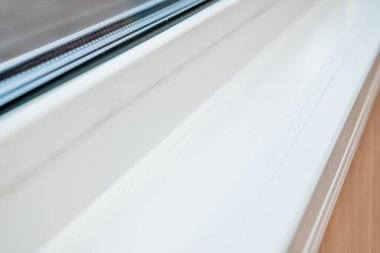 Kurulan yeni beyaz pencere pervazına kapalı fotoğraf