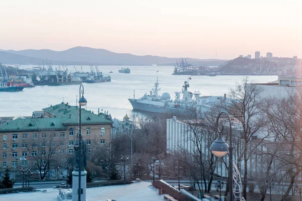 Deniz demirleme ve tekneler denize sıfır şehir hazır fotoğraf