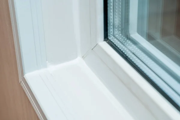 Kurulan yeni beyaz pencere pervazına kapalı fotoğraf