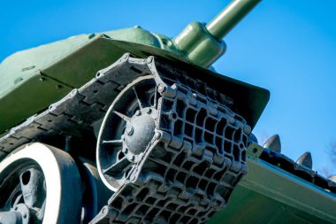 Tekerlekli bir askeri tank üzerinde fotoğraf tırtıllar