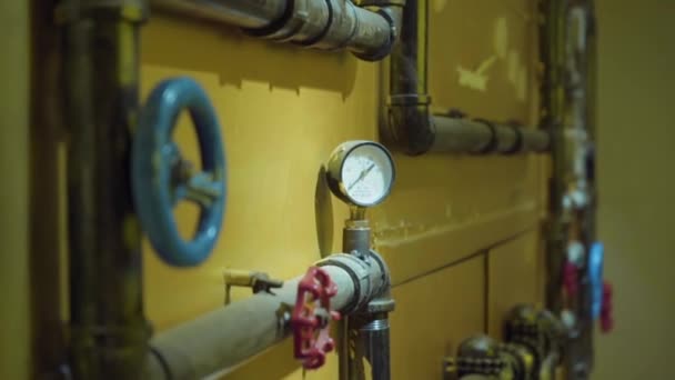 Das Foto Von Metallrohren Für Die Wasserversorgung Mit Tor Zum — Stockvideo