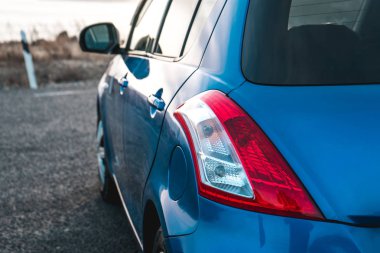 Mavi rengi yansımalar yan arabayla fotoğraf