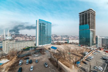 İki bina inşaat ayakta mesafe altında fotoğraf