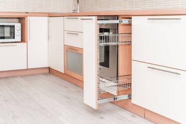 Kurutma ahşap dolap sürgülü bir mutfak fotoğrafı yakın çekim