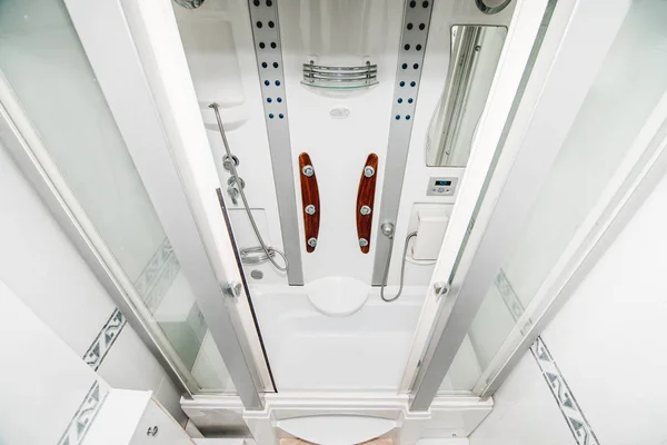 Das Foto Einer Hellen Weißen Duschkabine Badezimmer — Stockfoto