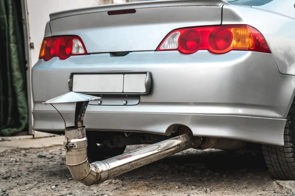 Arabanın üstüne saçma egzoz borusu