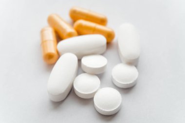 Beyaz bir arka plan üzerinde birkaç tablet fotoğraf