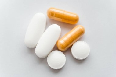 Beyaz bir arka plan üzerinde birkaç tablet fotoğraf