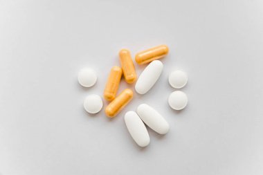 Beyaz bir arka plan üzerinde birkaç tablet fotoğraf