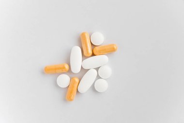 Beyaz bir arka plan üzerinde birkaç tablet fotoğraf