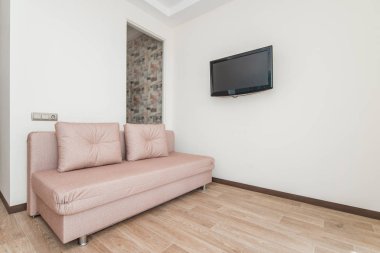 Bir kanepe ve Tv ile parlak oda fotoğrafı