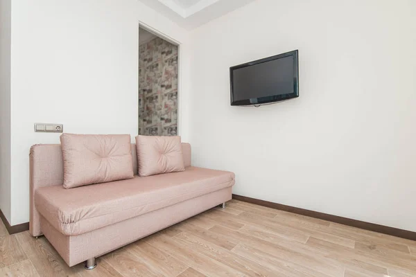 The photo of the bright room with a sofa and the TV — Stock Photo, Image