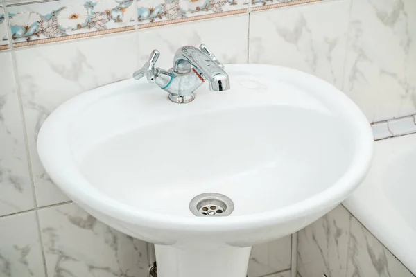 A foto de uma pia em um banheiro — Fotografia de Stock