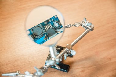 Büyüteç camı nedeniyle elektrik devresi fotoğraf