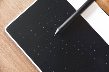Fotoğraf ahşap bir masa üzerinde grafik tablet