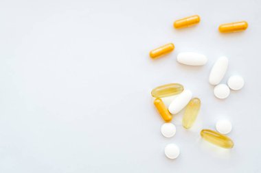 Beyaz bir arka plan üzerinde birkaç tablet fotoğraf