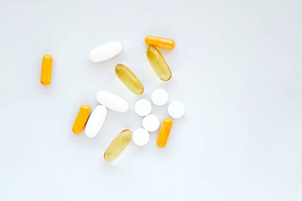 Das Foto mehrerer Tabletten auf weißem Hintergrund — Stockfoto