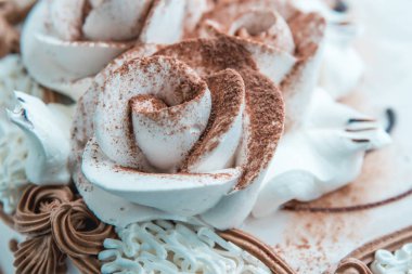 Beyaz kek süslenmiş krem fotoğrafı