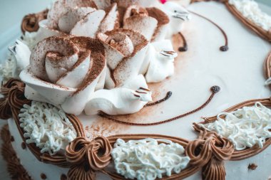 Beyaz kek süslenmiş krem fotoğrafı