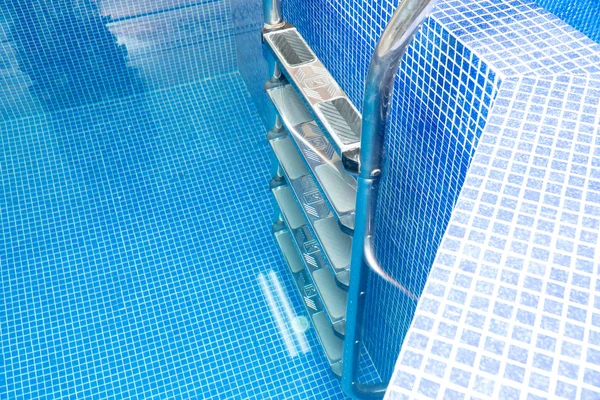 La foto de una piscina en la casa — Foto de Stock