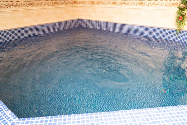 La foto de una piscina en la casa —  Fotos de Stock