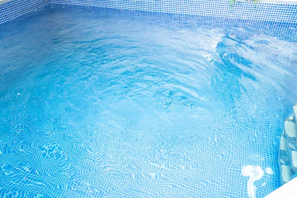 La foto de una piscina en la casa —  Fotos de Stock