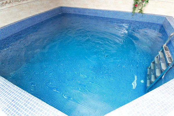 La foto de una piscina en la casa —  Fotos de Stock