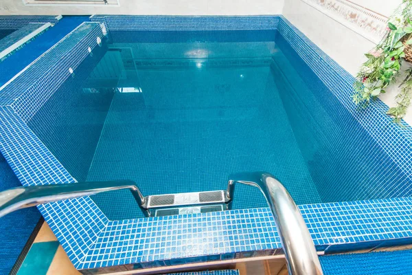 La foto de una piscina en la casa —  Fotos de Stock