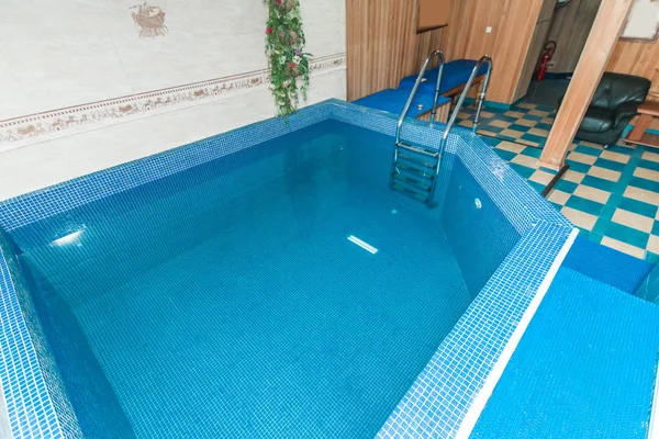 La foto de una piscina en la casa —  Fotos de Stock