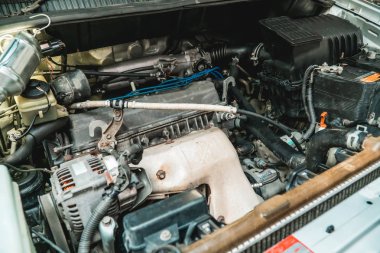 Bir otomobil motor bölmesi parlak fotoğraf yakın