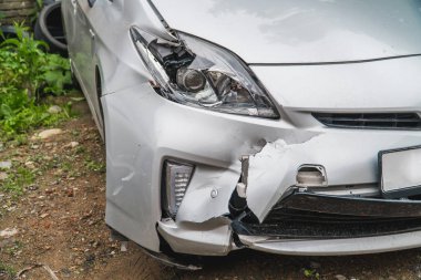 bir far ve bir tampon tarafından kırık ile kaza sonrası yeni araba