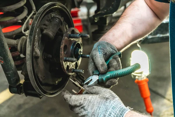 La foto de la reparación del mecanismo de marcha de las manos del automóvil — Foto de Stock