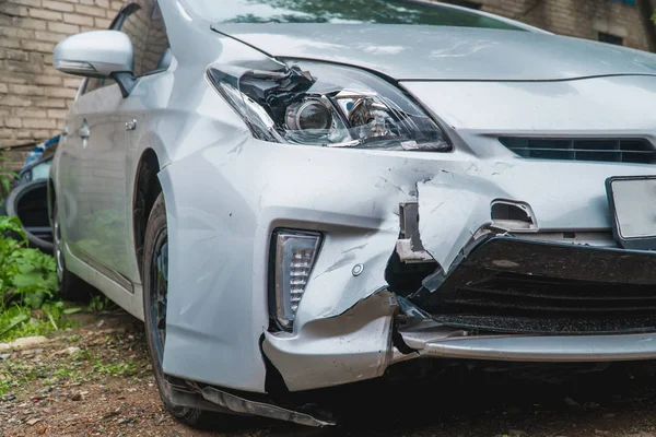 bir far ve bir tampon tarafından kırık ile kaza sonrası yeni araba