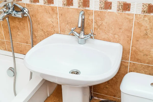 La foto de un lavabo en un baño Imagen de stock