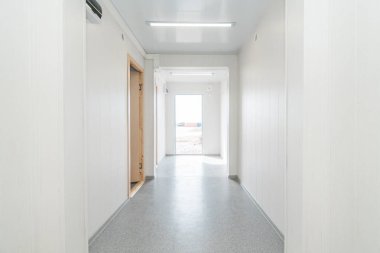 Parlak Aydınlatmalı açık beyaz boş ofis odası