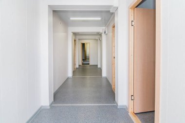 Parlak Aydınlatmalı açık beyaz boş ofis odası