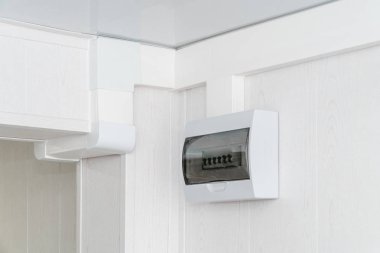 Beyaz duvarda beyaz plastik elektrik koruma