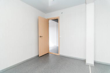 Parlak Aydınlatmalı açık beyaz boş ofis odası