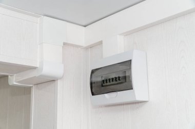 Beyaz duvarda beyaz plastik elektrik koruma
