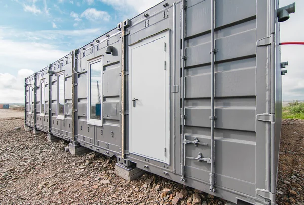 Kargo t için demir kaplardan yapılmış pencere ve kapılı ev