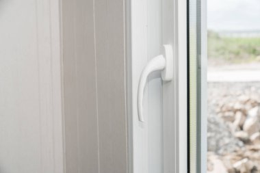 Kurulan yeni beyaz pencere eşik kapalı