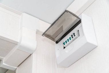 Beyaz duvarda beyaz plastik elektrik koruma