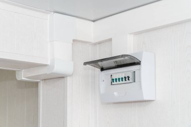 Beyaz duvarda beyaz plastik elektrik koruma