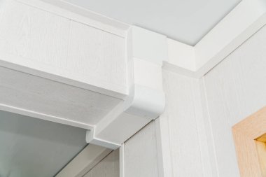 plastik beyaz bir wal kanalın bir kablo